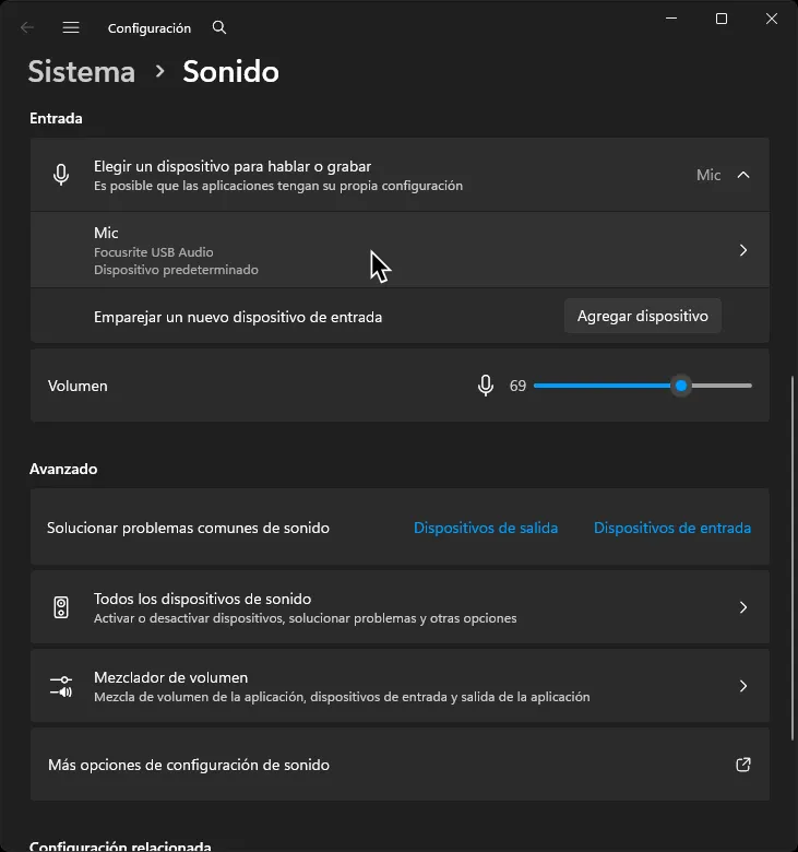 La configuración de sonido dentro de Windows. En la sección de entrada, el cursor esta sobre un dispositivo llamado 'Mic'.